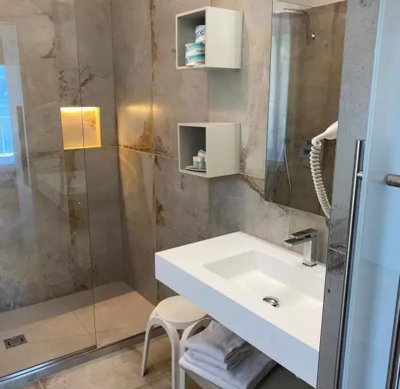 Hotelli Baia Dei Pini