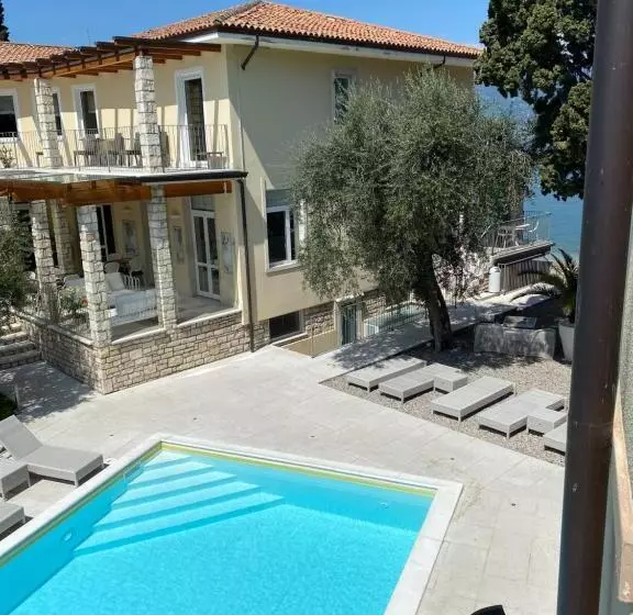 Hotelli Baia Dei Pini