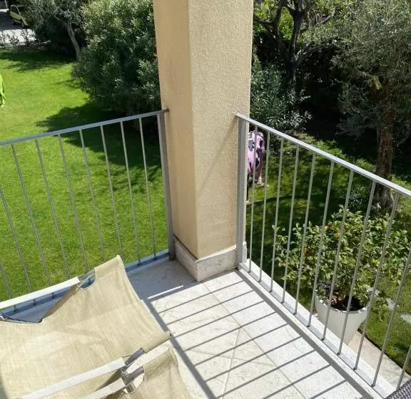 Hotelli Baia Dei Pini