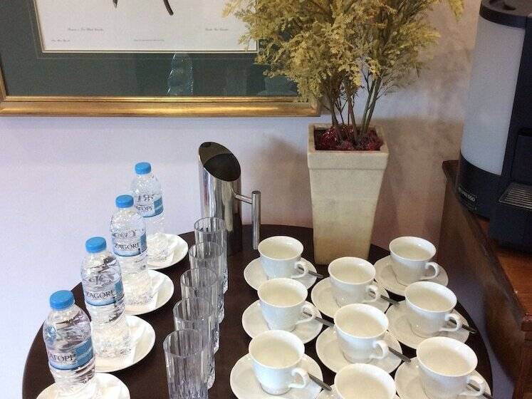 Country Club Hotel & Suites