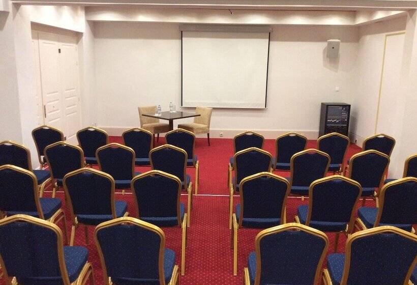 Country Club Hotel & Suites