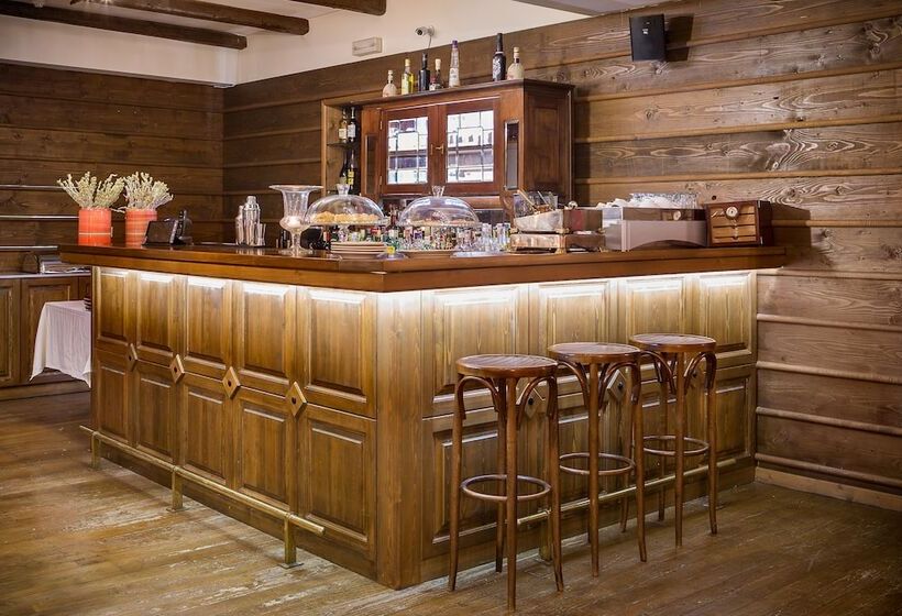 Country Club Hotel & Suites