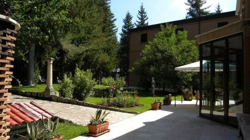 Hotelli Lh Albergo Il Picchio