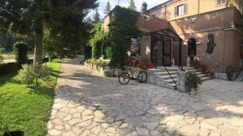 Hotelli Lh Albergo Il Picchio