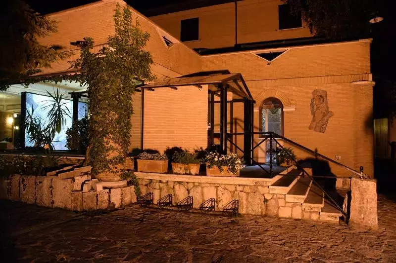 Hotelli Lh Albergo Il Picchio