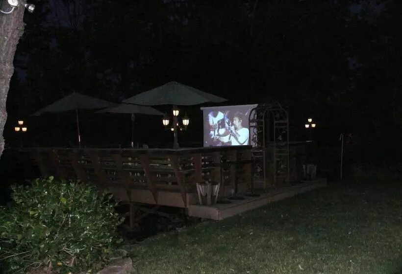 Robins Nest Bed & Breakfast