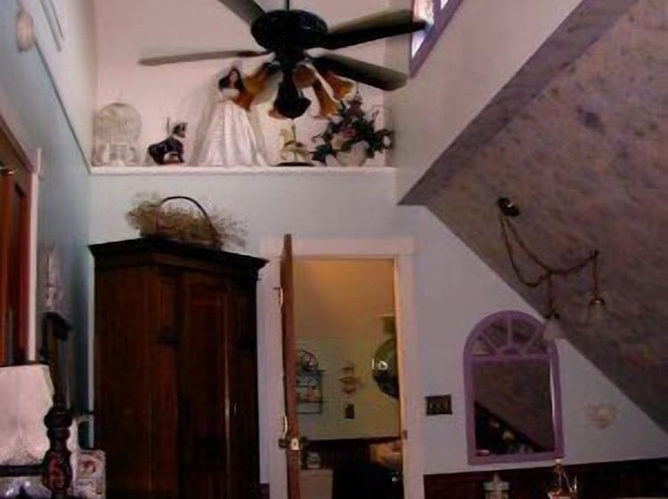 Robins Nest Bed & Breakfast