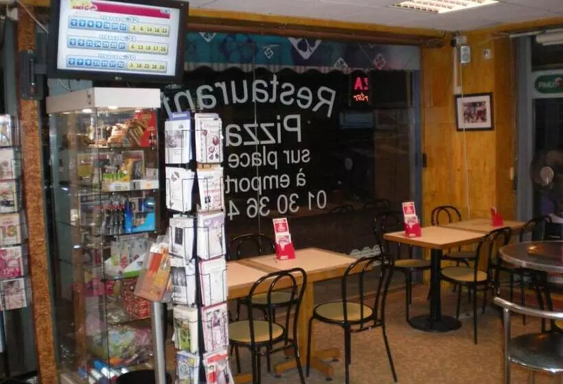 Hotelli Café De La Gare