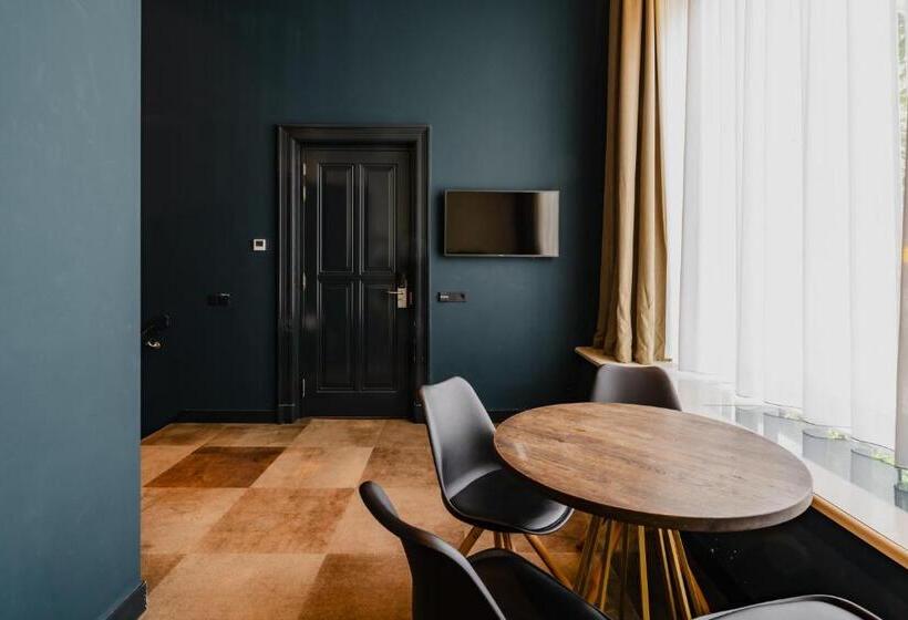 בית מלון כפרי De Jonker Urban Studios & Suites