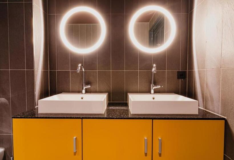 בית מלון כפרי De Jonker Urban Studios & Suites