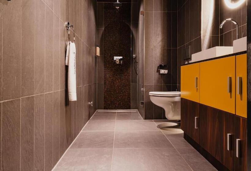 בית מלון כפרי De Jonker Urban Studios & Suites