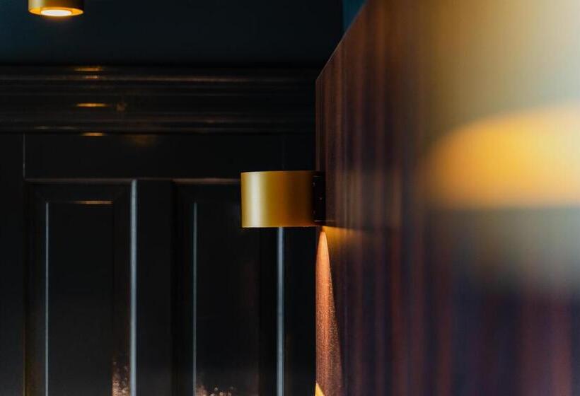 בית מלון כפרי De Jonker Urban Studios & Suites