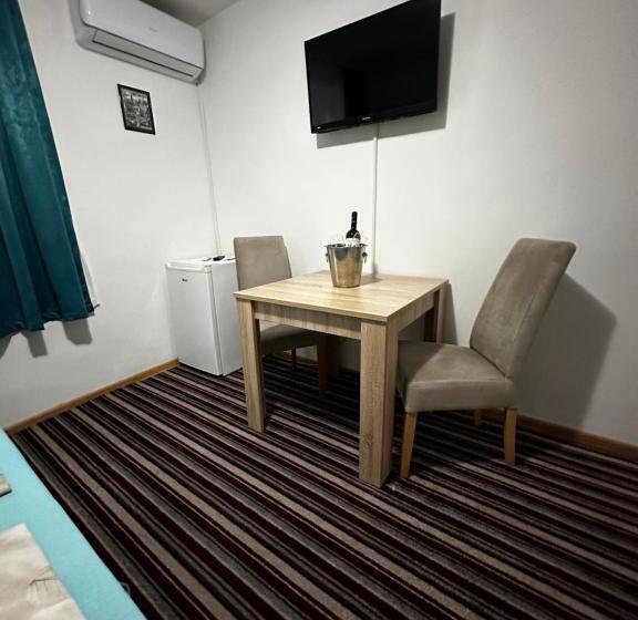 تختخواب و صبحانه Guest House Nana