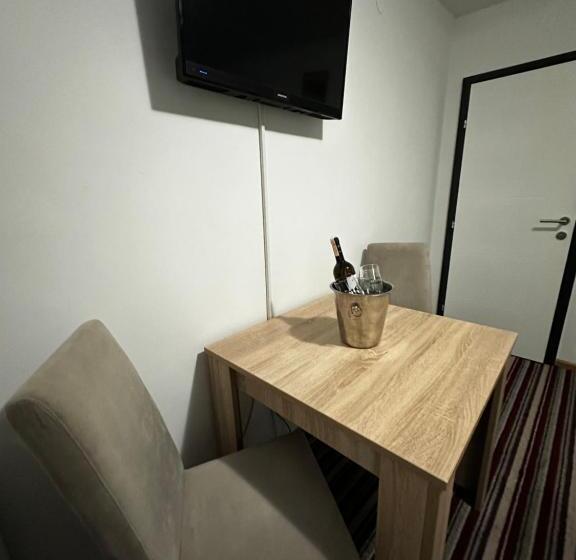 تختخواب و صبحانه Guest House Nana