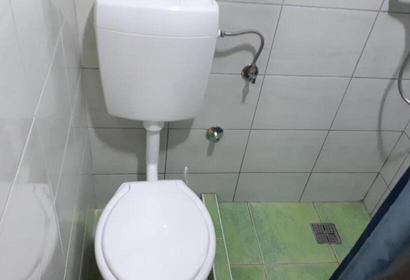 تختخواب و صبحانه Guest House Nana