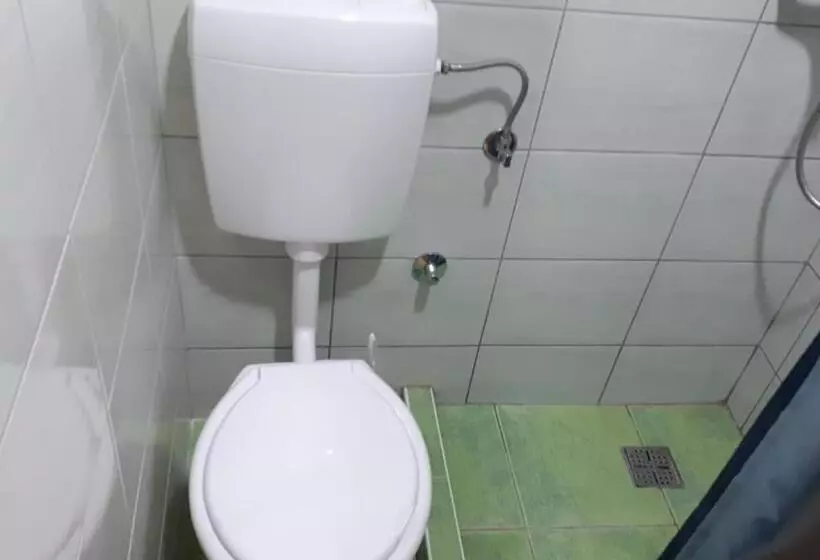 تختخواب و صبحانه Guest House Nana