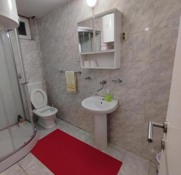 تختخواب و صبحانه Guest House Nana