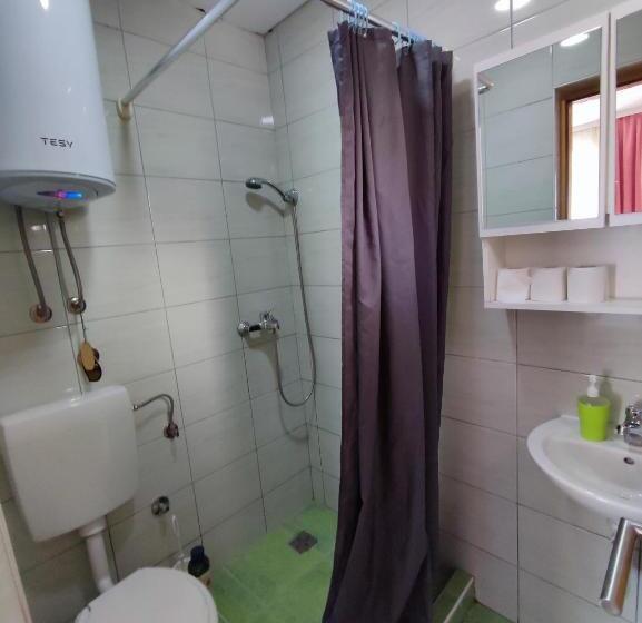 تختخواب و صبحانه Guest House Nana