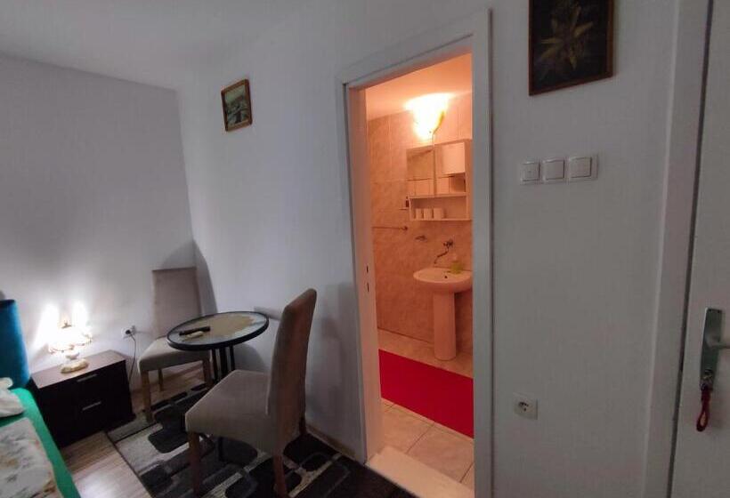 تختخواب و صبحانه Guest House Nana