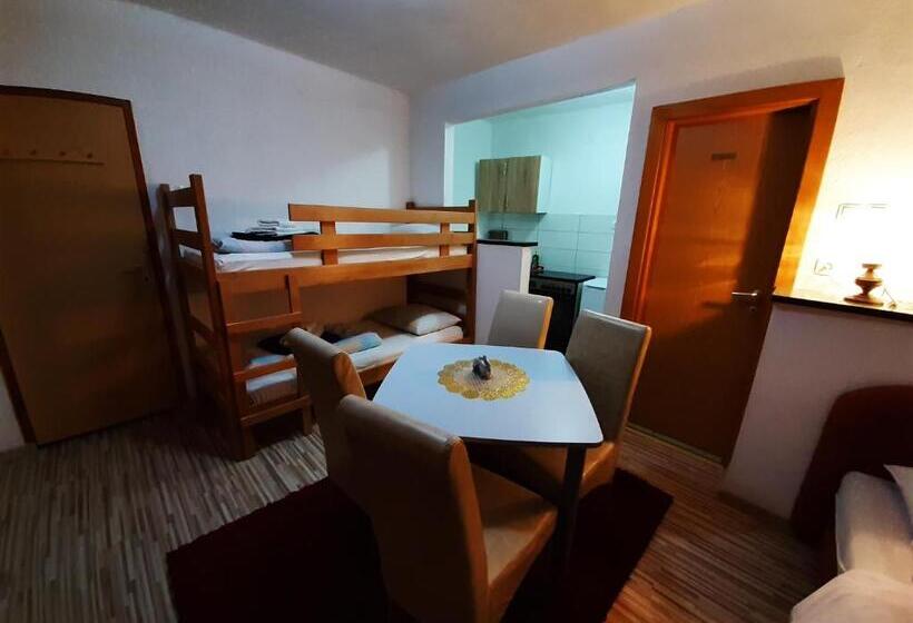 تختخواب و صبحانه Guest House Nana