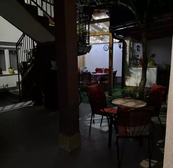 تختخواب و صبحانه Guest House Nana