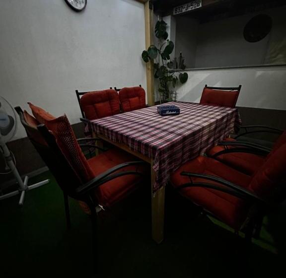 تختخواب و صبحانه Guest House Nana