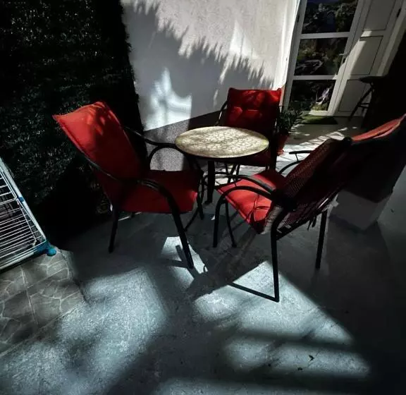 تختخواب و صبحانه Guest House Nana