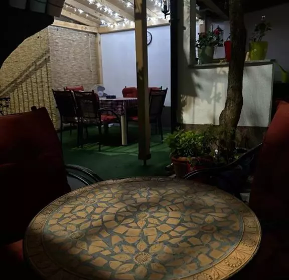 تختخواب و صبحانه Guest House Nana