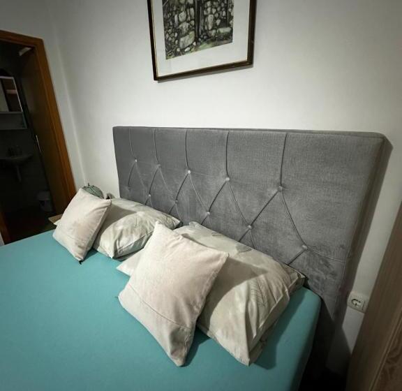 تختخواب و صبحانه Guest House Nana