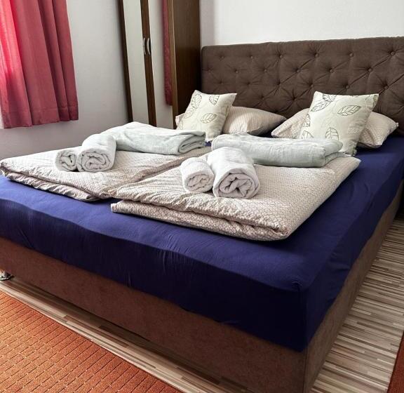 تختخواب و صبحانه Guest House Nana