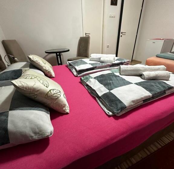 تختخواب و صبحانه Guest House Nana