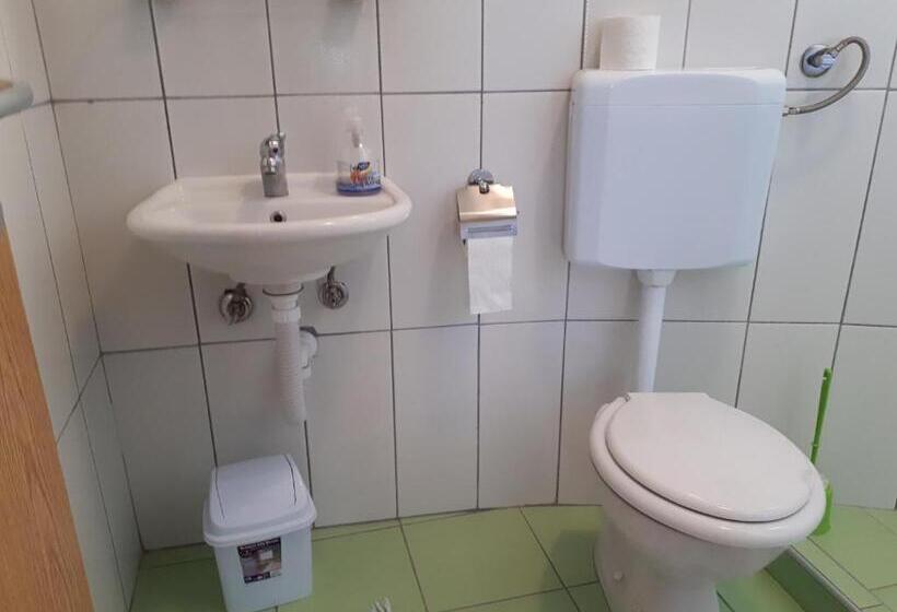 تختخواب و صبحانه Guest House Nana