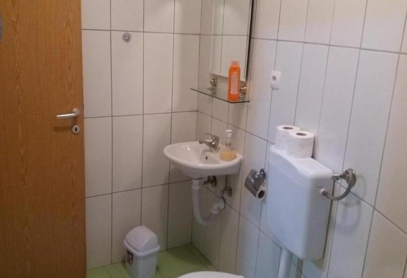 تختخواب و صبحانه Guest House Nana