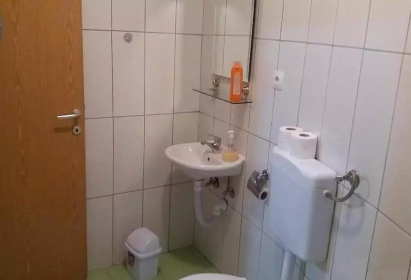 تختخواب و صبحانه Guest House Nana