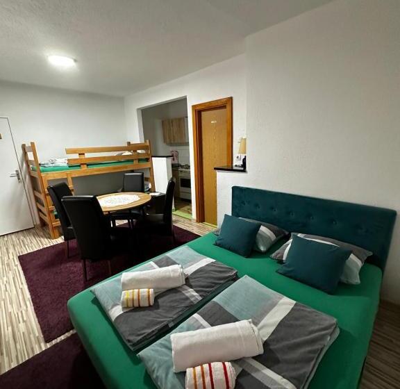 تختخواب و صبحانه Guest House Nana