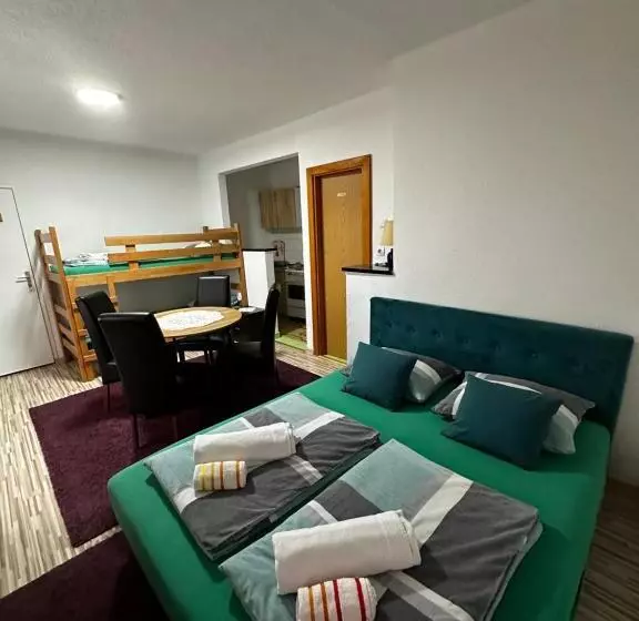 تختخواب و صبحانه Guest House Nana