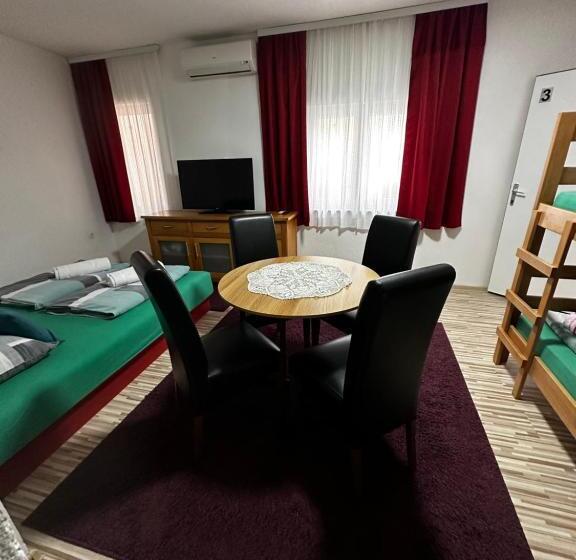 تختخواب و صبحانه Guest House Nana