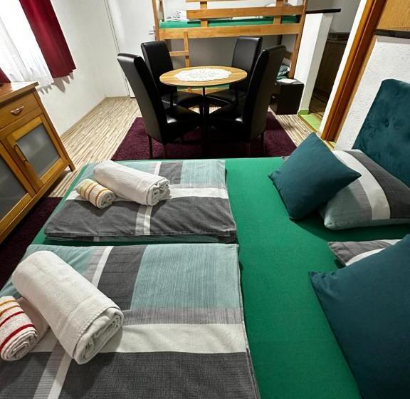 تختخواب و صبحانه Guest House Nana