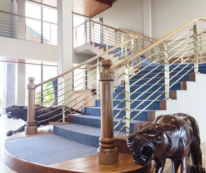 هتل Cove Resort Palau