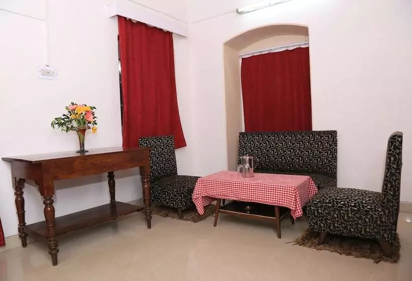 Prince Hotel Mallroad