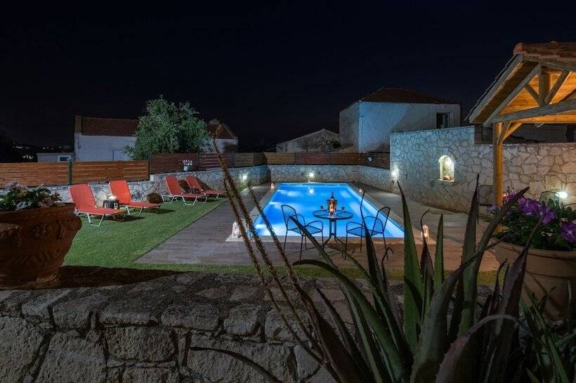 Skandalis Traditional Suites