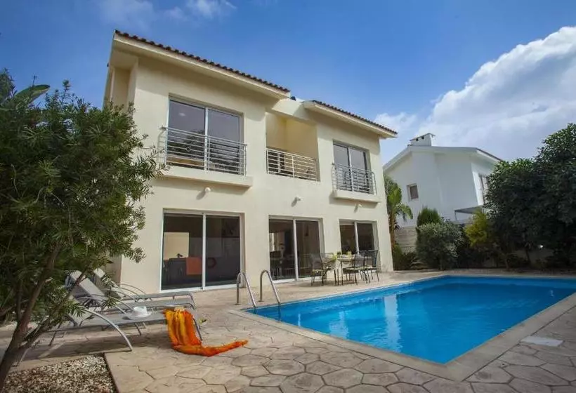 ホテル 3 Br Villa Cliantha