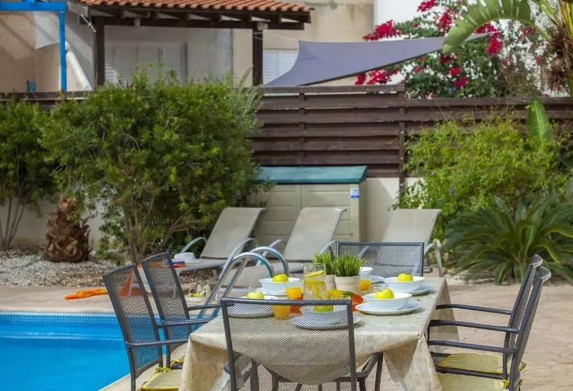 ホテル 3 Br Villa Cliantha