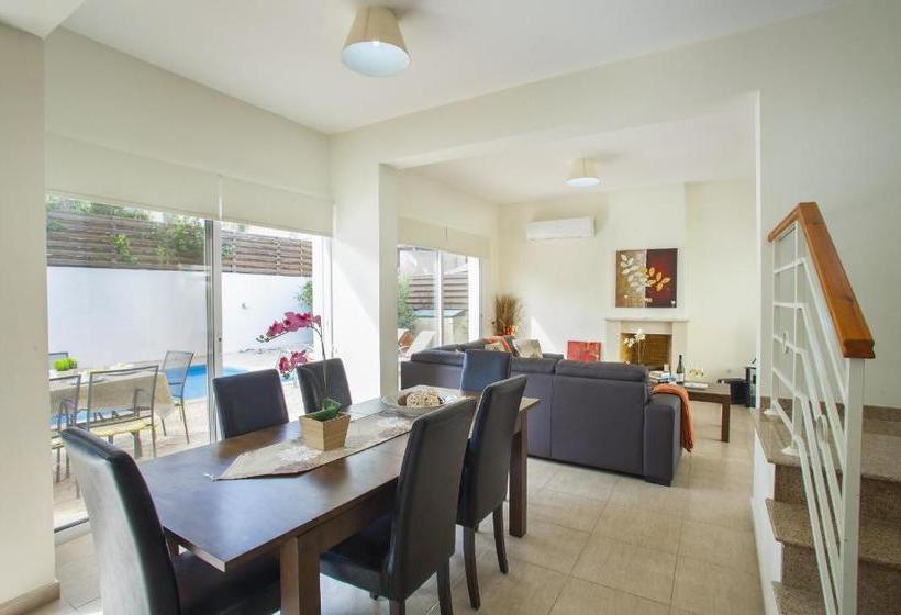 هتل 3 Br Villa Cliantha