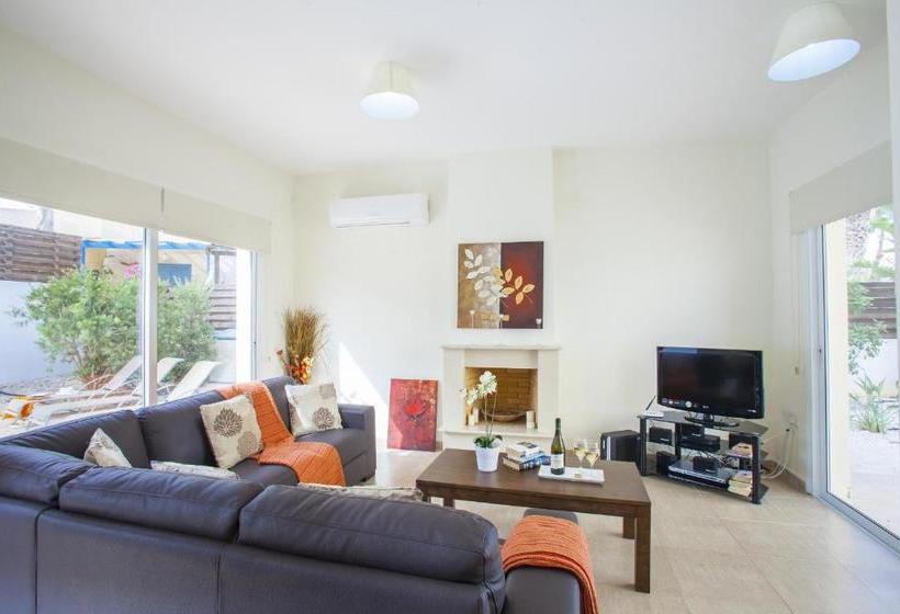 هتل 3 Br Villa Cliantha