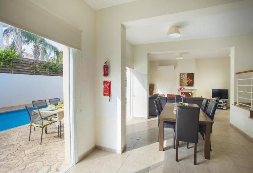 هتل 3 Br Villa Cliantha