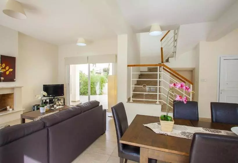 ホテル 3 Br Villa Cliantha