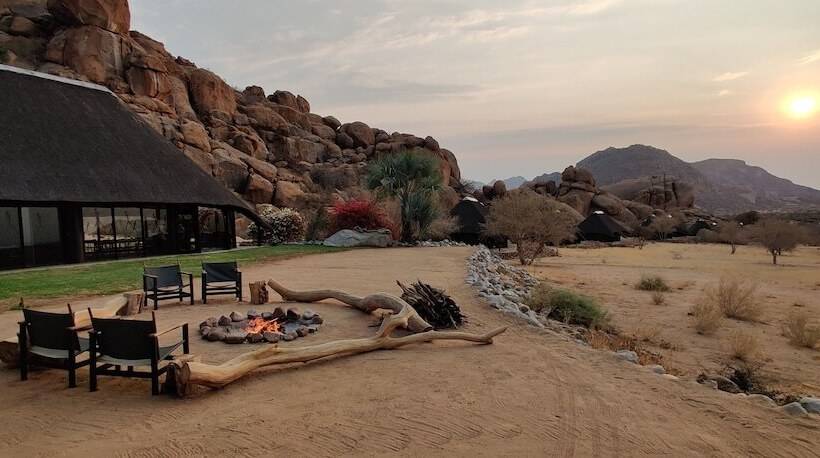 هتل Ai Aiba The Rock Painting Lodge