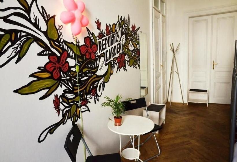 هاستل The Republic Apartments