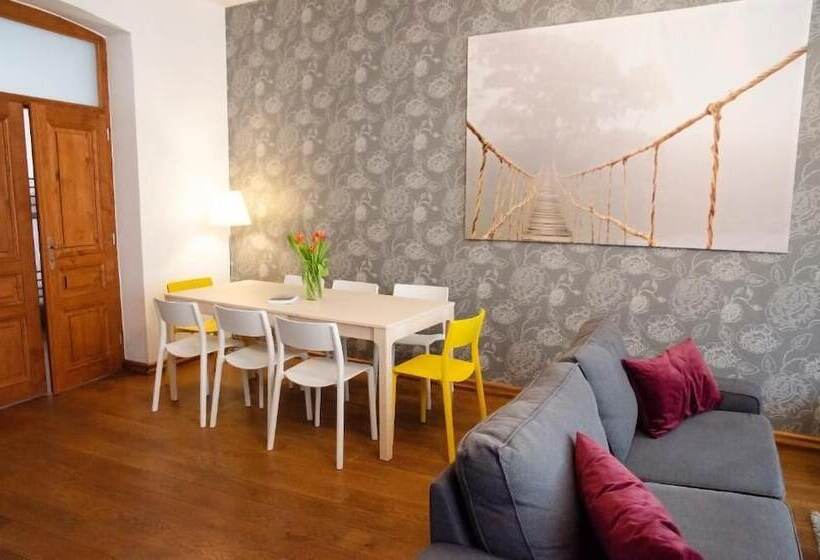 هاستل The Republic Apartments